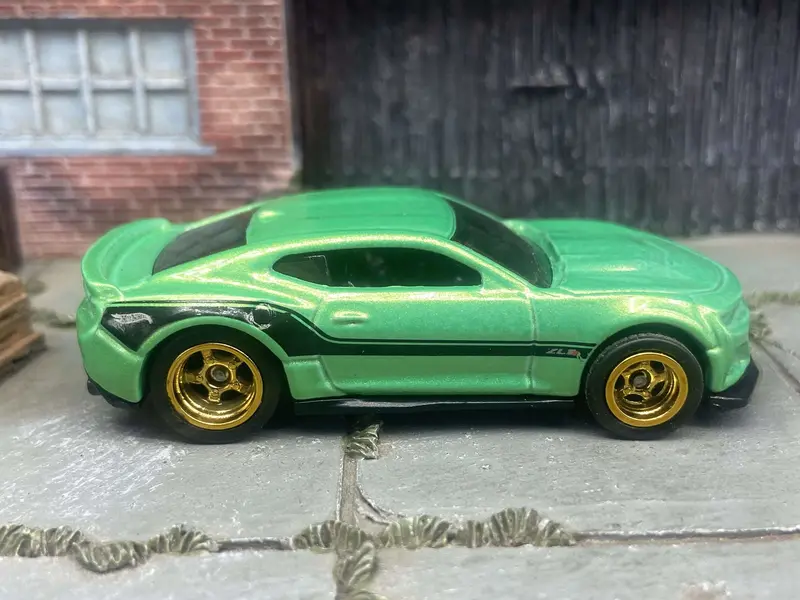 Custom Hot Wheels - 2017 Camaro Zl1 - Green And Black - Gold 5 Spoke Deep Dish Racing Wheels - Rubber Tires 1