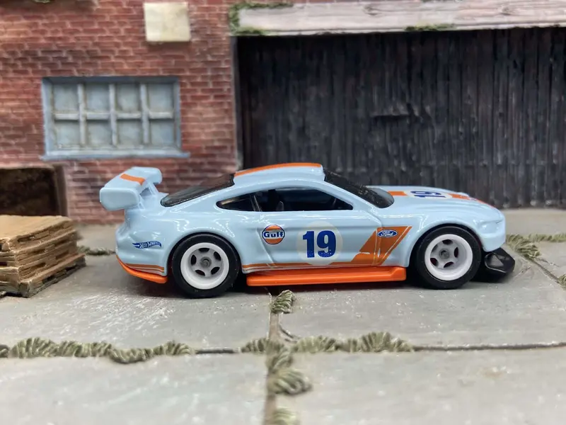 Custom Hot Wheels - 2018 Ford Mustang Gt Race Car - Gulf Blue, White And Orange - White 5 Spoke Race Wheels - Rubber Tires 1
