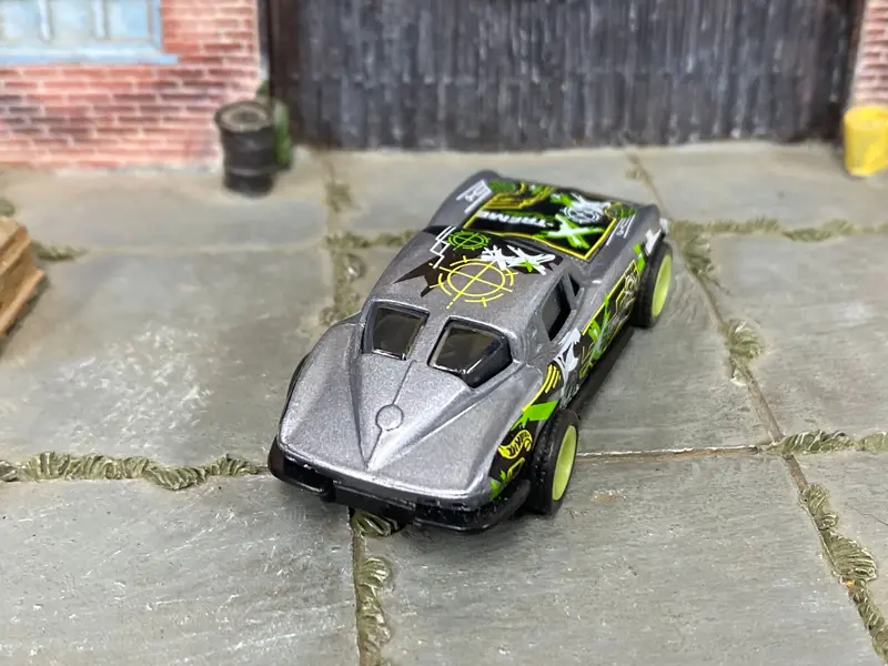Custom Hot Wheels - Chevy Corvette Stingray - Silver, Black And Green - Green Mag Wheels - Rubber Tires 2