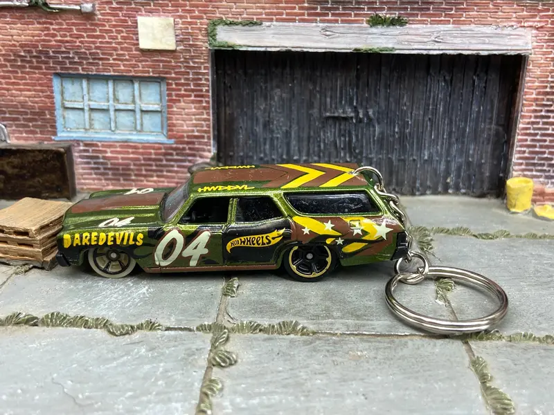 Custom Hot Wheels Keychain - Key Chain - Zipper Pull - 1970 Chevy Chevelle Station Wagon Daredevil Green 1