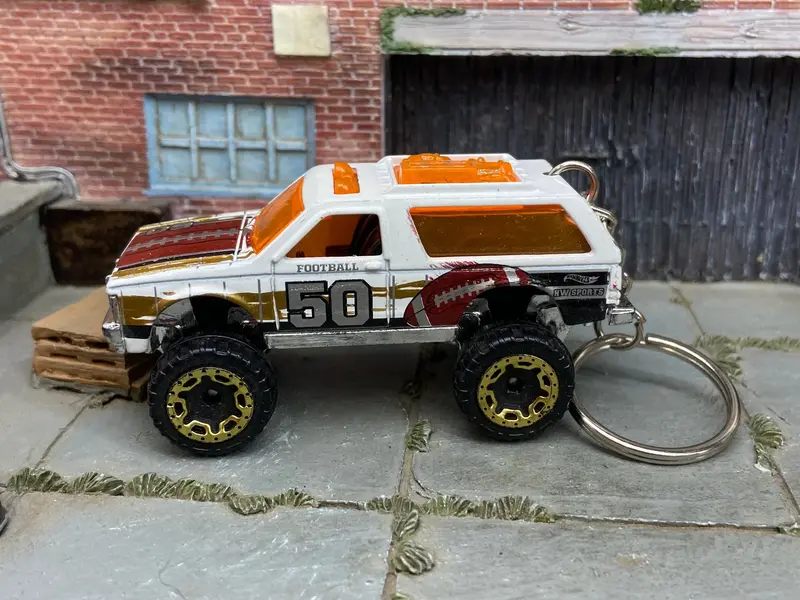 Custom Hot Wheels Keychain - Key Chain - Zipper Pull - Chevy Blazer 4X4 Football Livery 1