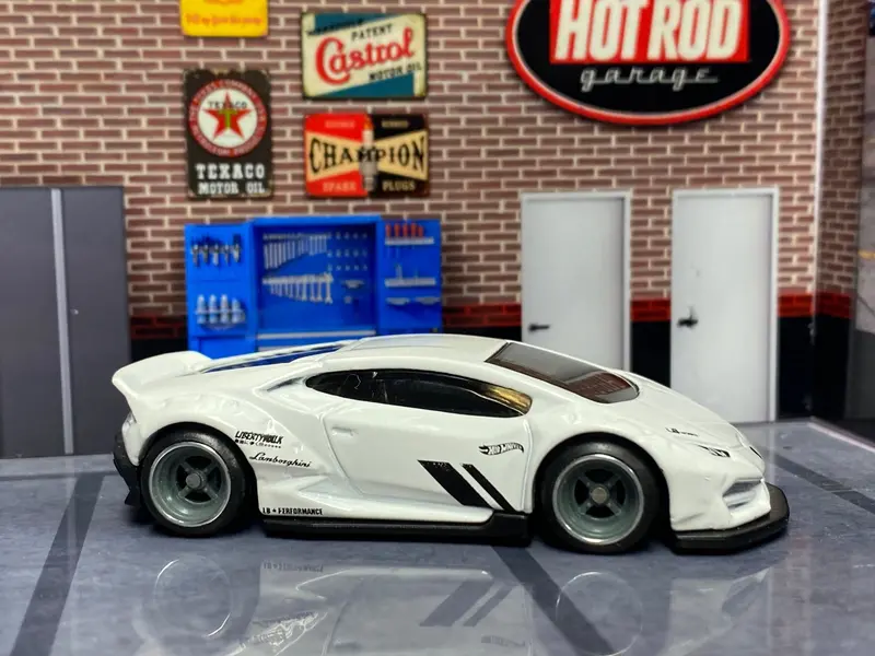 Custom Hot Wheels - Lb Works Lamborghini Huracan Coupe - White And Black - Gray And Chrome 4 Spoke Wheels - Rubber Tires 1