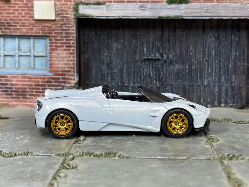 Custom Hot Wheels - Pagani Huayra Roadster - Pearl White, Black And Gold - Gold Mag Wheels - Rubber Tires 1