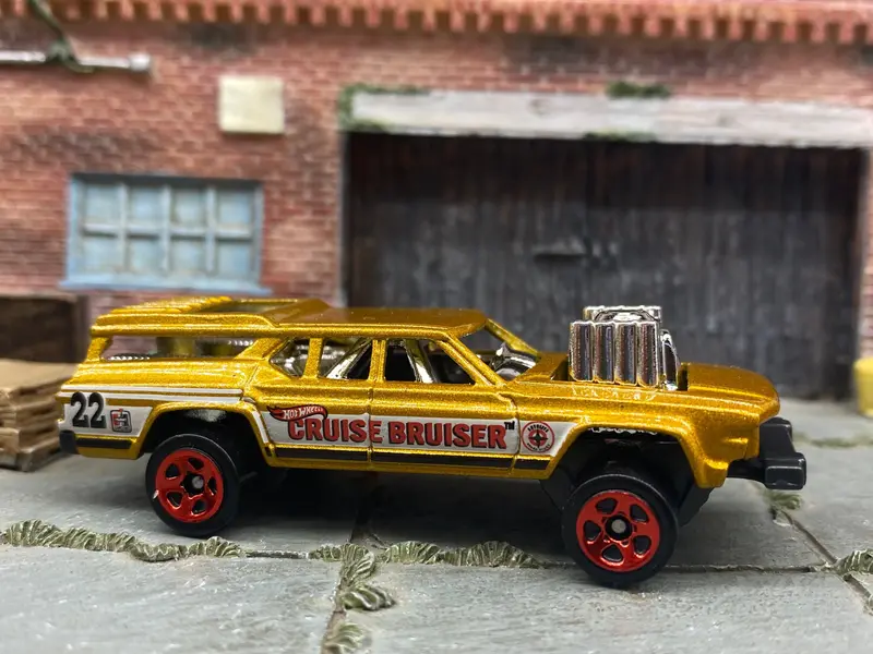 Loose Hot Wheel - Oldsmobile Vista Cruiser "Cruise Bruiser" - Gold And White 22 1