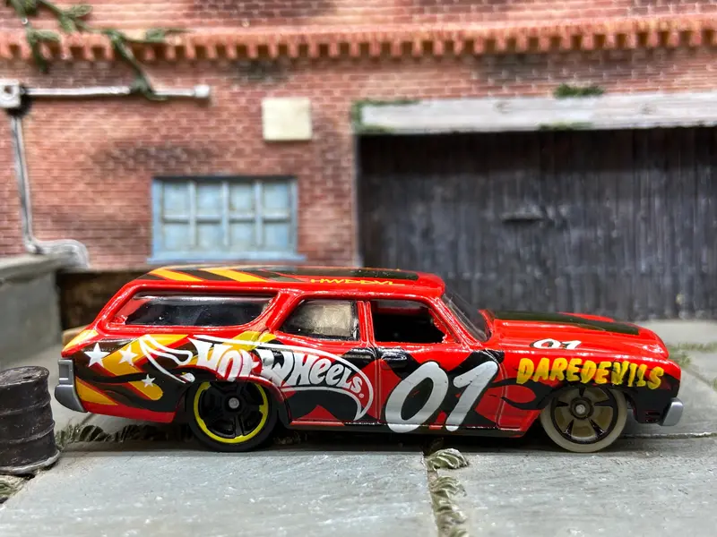 Loose Hot Wheels 1970 Chevy Chevelle Ss Station Wagon Dressed In Daredevils Red And Green Livery 1