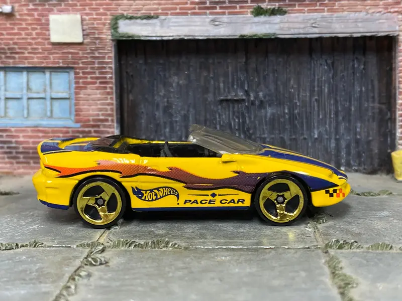 Loose Hot Wheels - 1995 Camaro Convertible - Yellow And Blue Pace Car 1