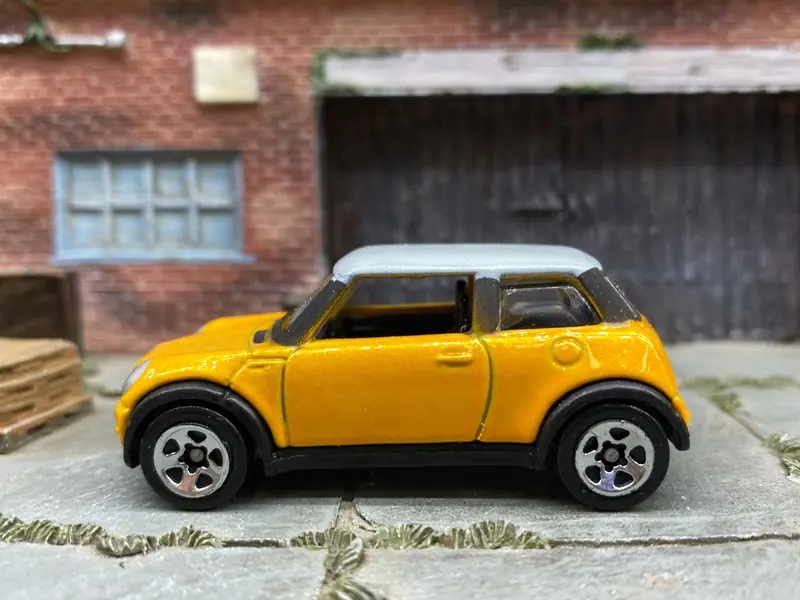 Loose Hot Wheels - 2001 Mini Cooper - Yellow And White 1