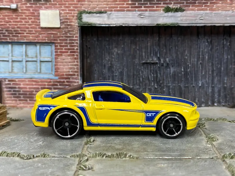 Loose Hot Wheels - 2005 Ford Mustang Gt - Yellow And Blue 1
