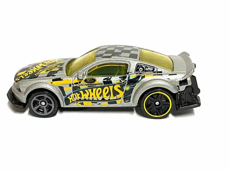 Loose Hot Wheels - 2005 Ford Mustang Race Car - Silver, Yellow And Black Hot Wheels 1