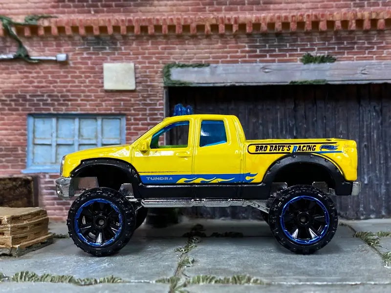 Loose Hot Wheels - 2010 Toyota Tundra Off Road 4X4 - Yellow And Blue 1