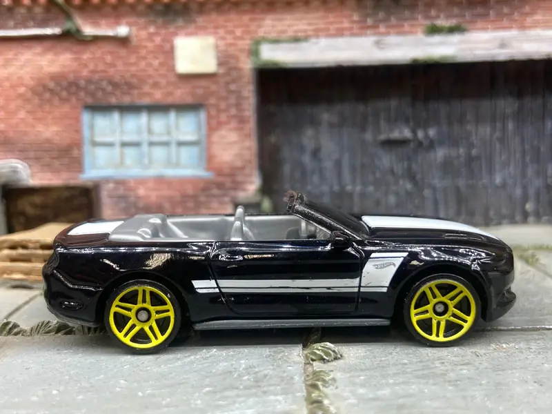 Loose Hot Wheels 2015 Ford Mustang Gt Convertible Dressed In Black And White 1