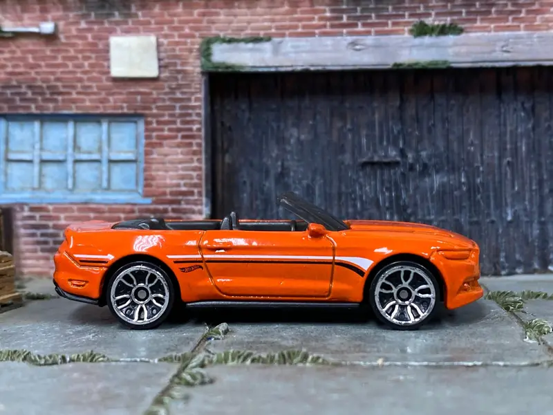Loose Hot Wheels - 2015 Ford Mustang Gt Convertible - Orange, Black And White 1