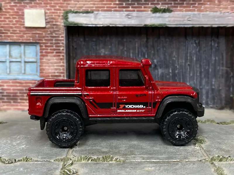 Loose Hot Wheels - 2015 Toyota Land Rover Defender Double Cab - Dark Red 1