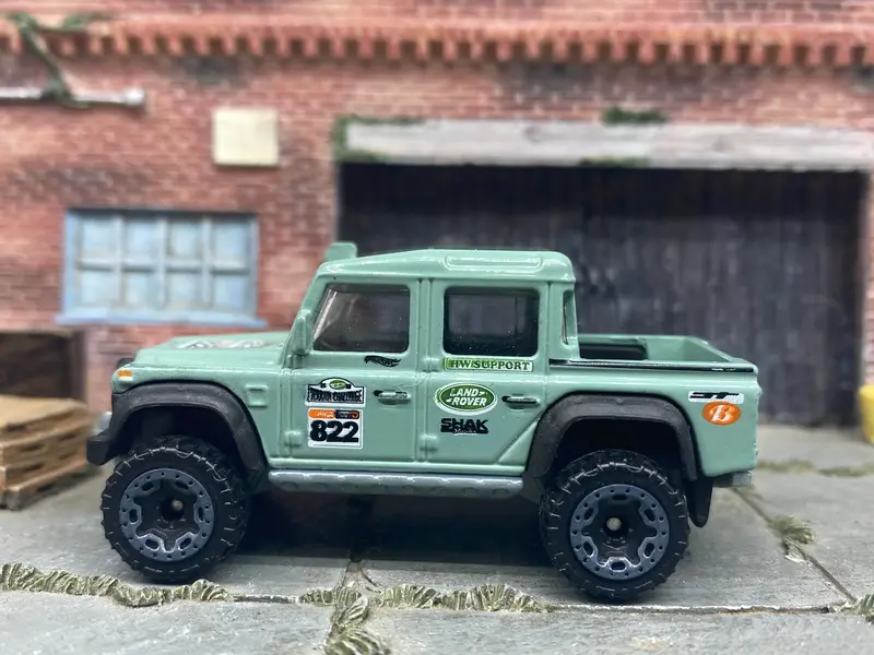 Loose Hot Wheels - 2015 Toyota Land Rover Defender Double Cab - Green 1