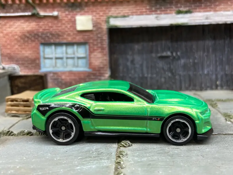 Loose Hot Wheels 2017 Chevy Camaro Zl1 Dressed In Green And Black 1