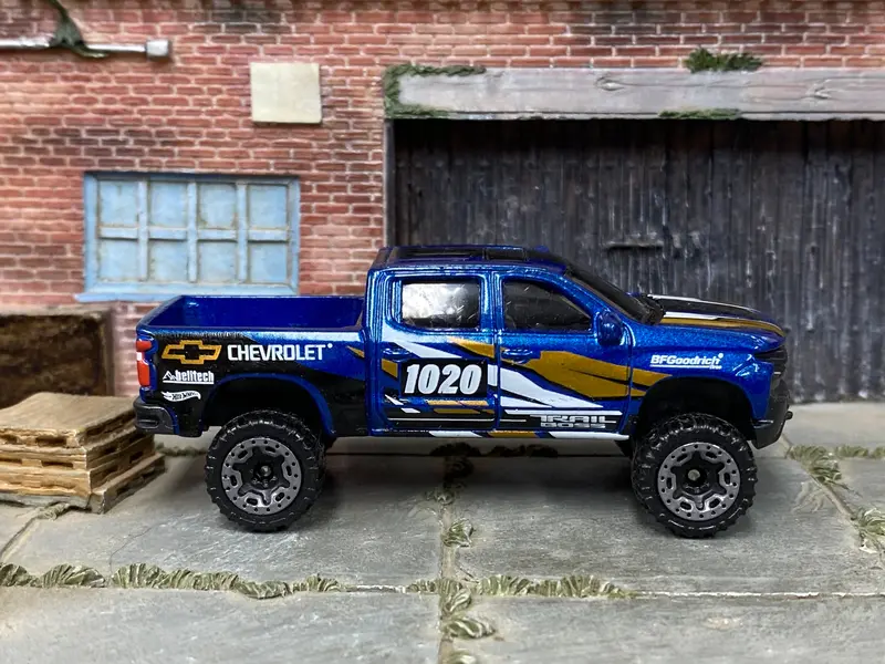 Loose Hot Wheels - 2019 Chevy Silverado Trail Boss Lt - Blue, Gold And White 1