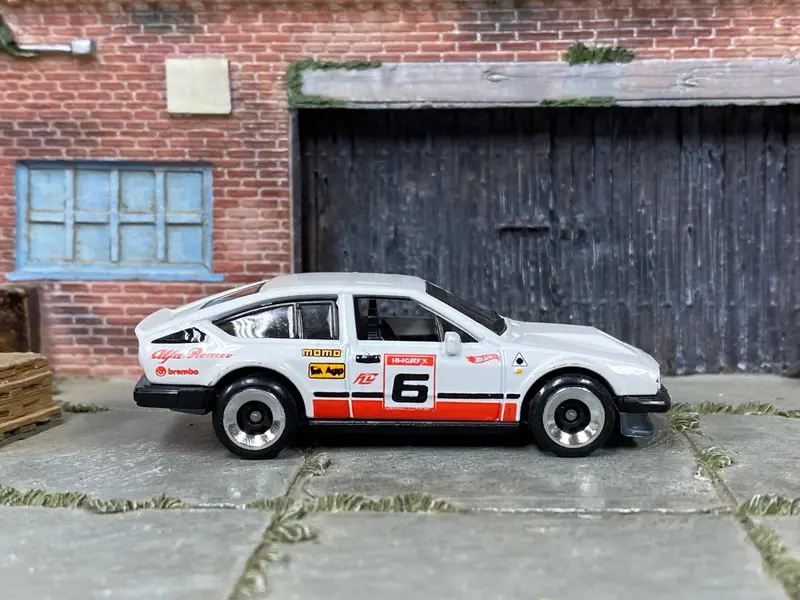 Loose Hot Wheels - Alfa Romeo Gtv6 3.0 - White And Red 1