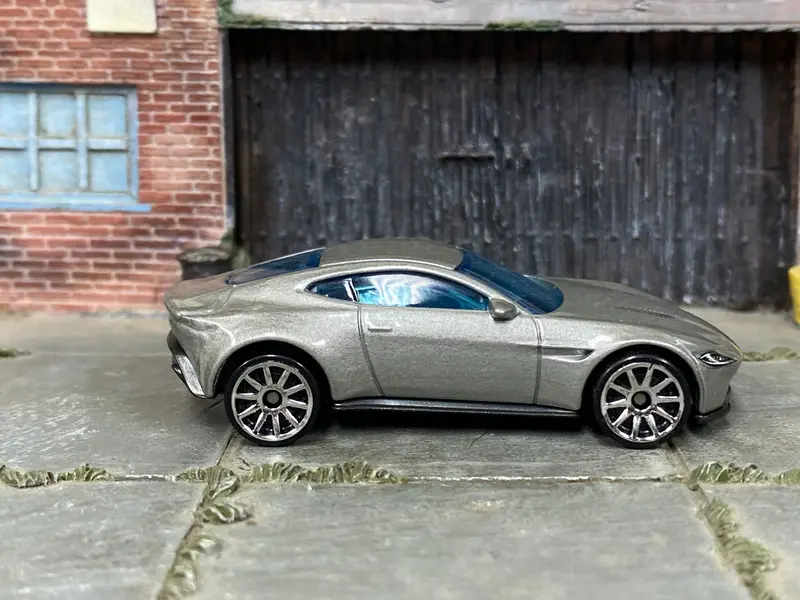 Loose Hot Wheels - Aston Martin Db10 - Silver 1