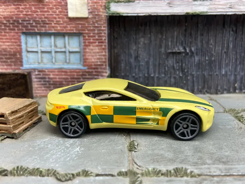 Loose Hot Wheels - Aston Martin One-77 - Satin Yellow And Green 1
