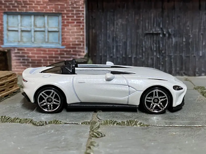 Loose Hot Wheels - Aston Martin V12 Speedster - White 1