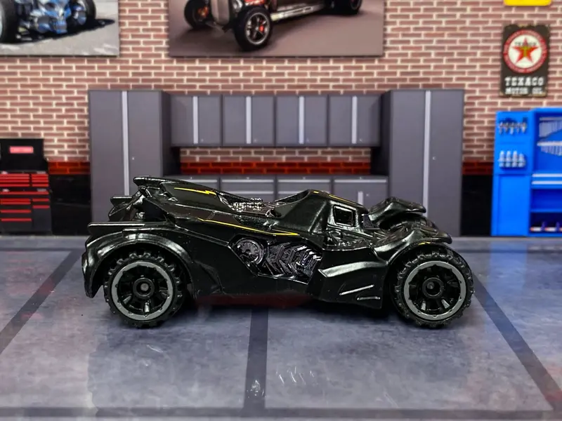 Loose Hot Wheels - Batman Batmobile Arkham Knight - Black And Yellow 1