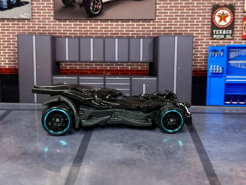 Loose Hot Wheels - Batman Batmobile Justice League - Black 1