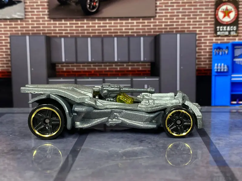 Loose Hot Wheels - Batman Batmobile Justice League - Gray 1