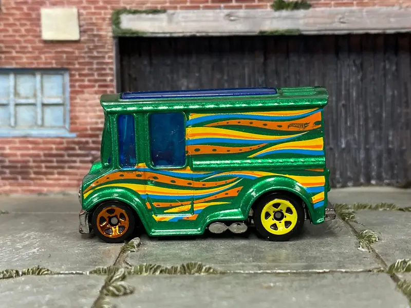 Loose Hot Wheels - Bread Box Bread Van - Green, Orange And Yellow 1