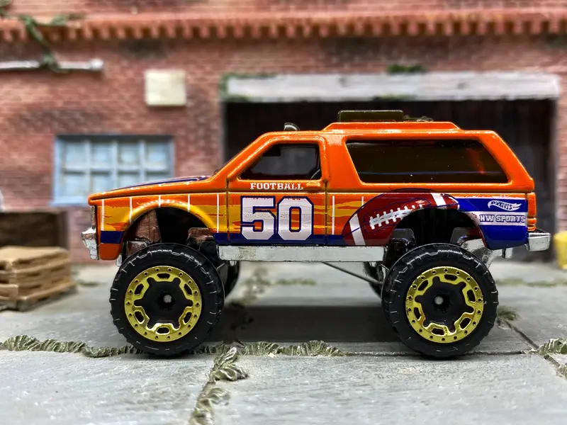 Loose Hot Wheels Chevy Blazer 4×4 - Orange Football 50 1