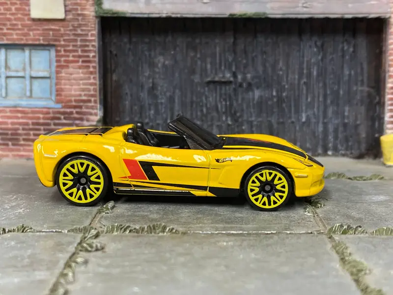Loose Hot Wheels - Chevy Corvette C6 Convertible - Yellow And Black 1