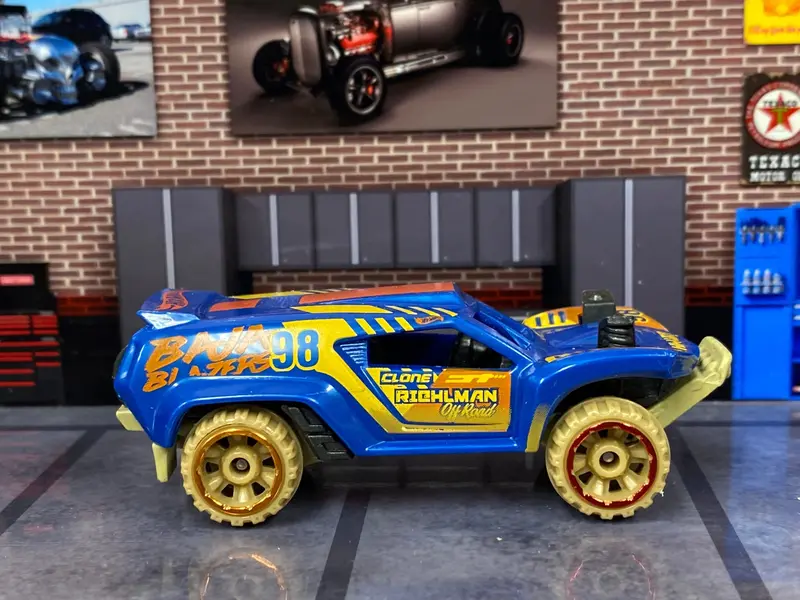 Loose Hot Wheels - Dune Crusher - Blue And Orang Baja Blazers 1