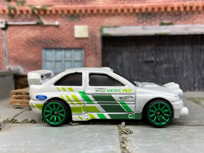 Loose Hot Wheels Ford Escort Rally Dressed In White And Green Race Livery 1