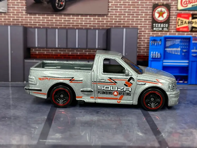Loose Hot Wheels - Ford F150 Svt Lightning - Silver Souza Plumbing 1