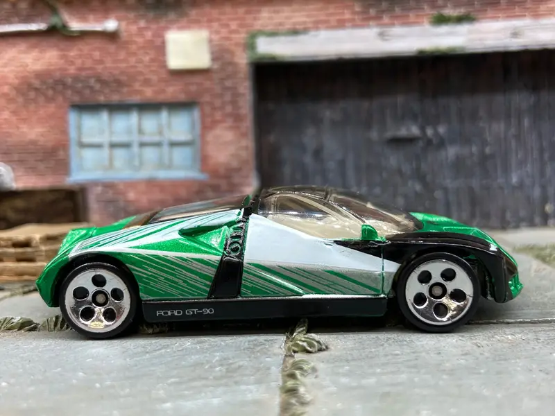 Loose Hot Wheels Ford Gt90 Dressed In Green, White And Black 1