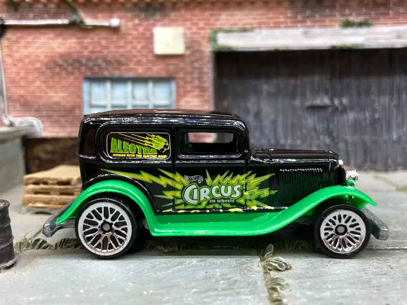 Loose Hot Wheels Ford Model A Sedan Dressed In Black And Green 1