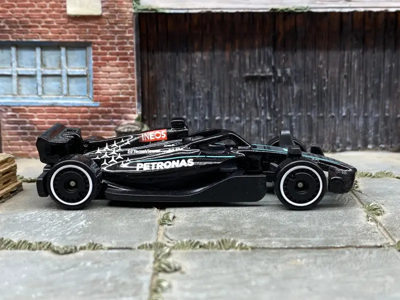 Loose Hot Wheels: Formula 1 Race Car - Black And Silver Petronas 1