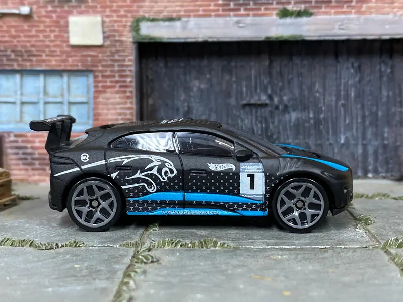 Loose Hot Wheels - Jaguar I-Pace Etrophy - Carbon Fiber Black And Blue 1