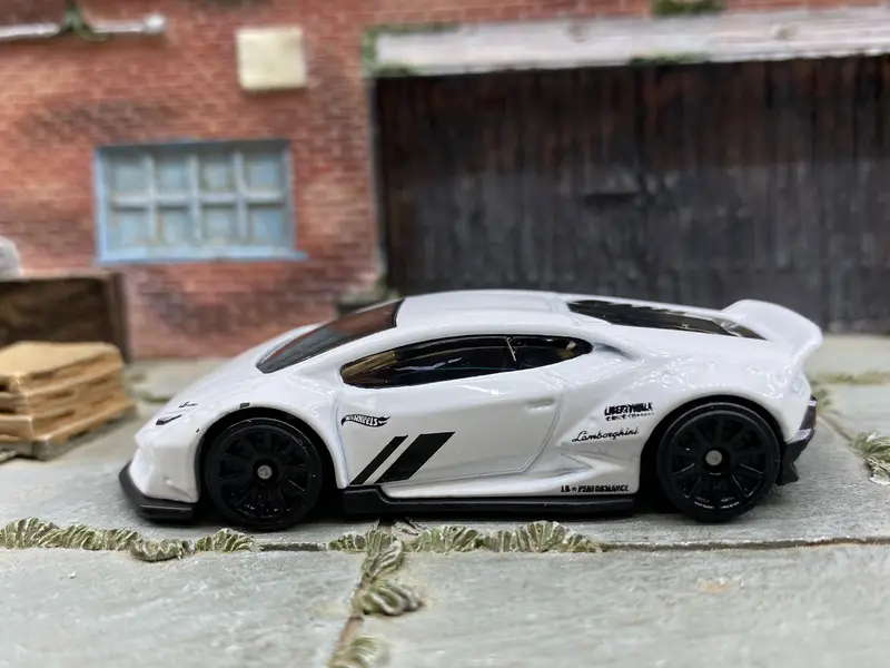 Loose Hot Wheels - Lamborghini Huracan Coupe Lb Works - White 1
