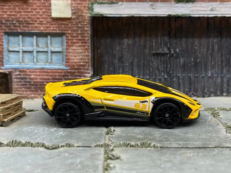 Loose Hot Wheels - Lamborghini Huracan Sterrato - Yellow And Black 1