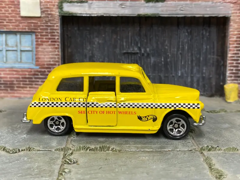 Loose Hot Wheels - London Taxi - Taxi Yellow 1