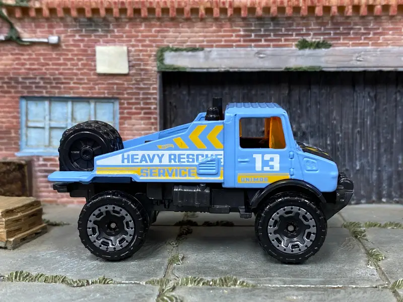 Loose Hot Wheels - Mercedes-Benz Unimog 1300 Off Road 4X4 - Blue Heavy Rescue Service 1