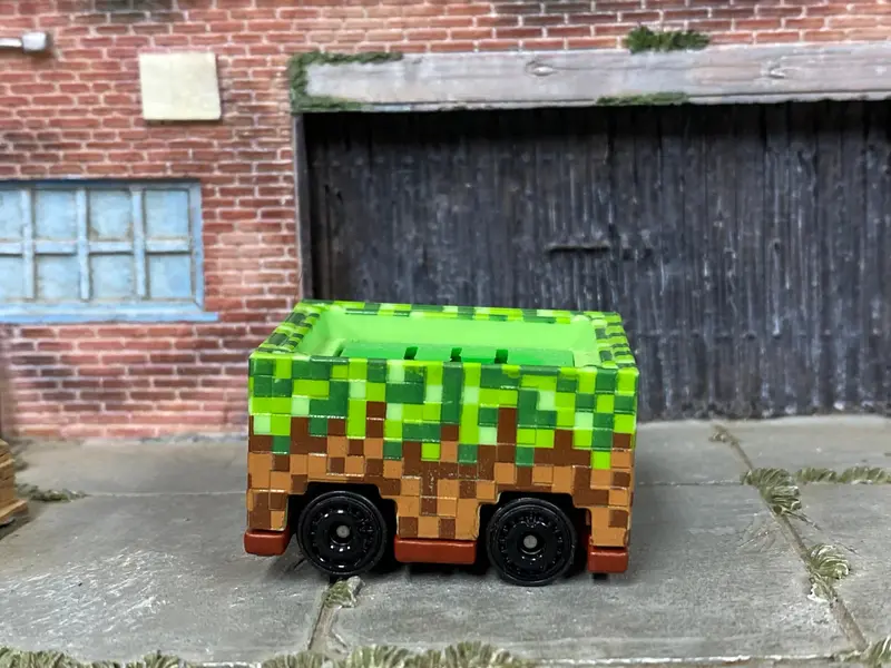 Loose Hot Wheels - Minecraft Minecart - Green 1