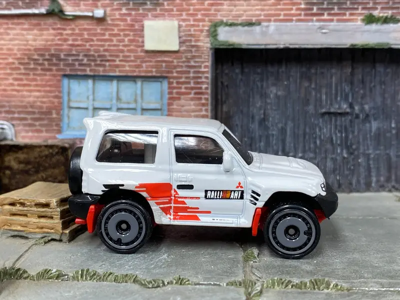 Loose Hot Wheels - Mitsubishi Pajero Evolution - White 1