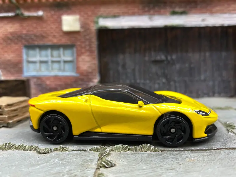 Loose Hot Wheels - Pininfarina Battista - Yellow 1