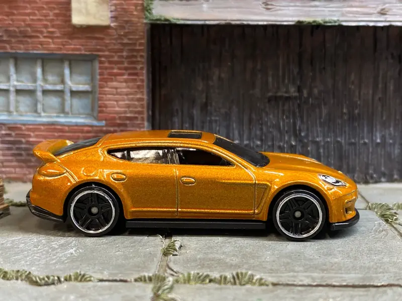 Loose Hot Wheels - Porsche Panamera - Gold 1