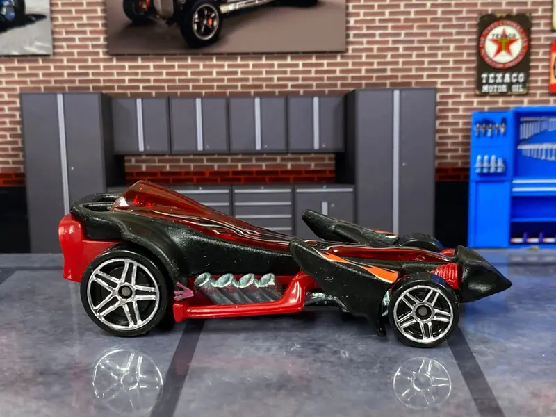 Loose Hot Wheels - Preying Menace - Black And Red With Flames 1