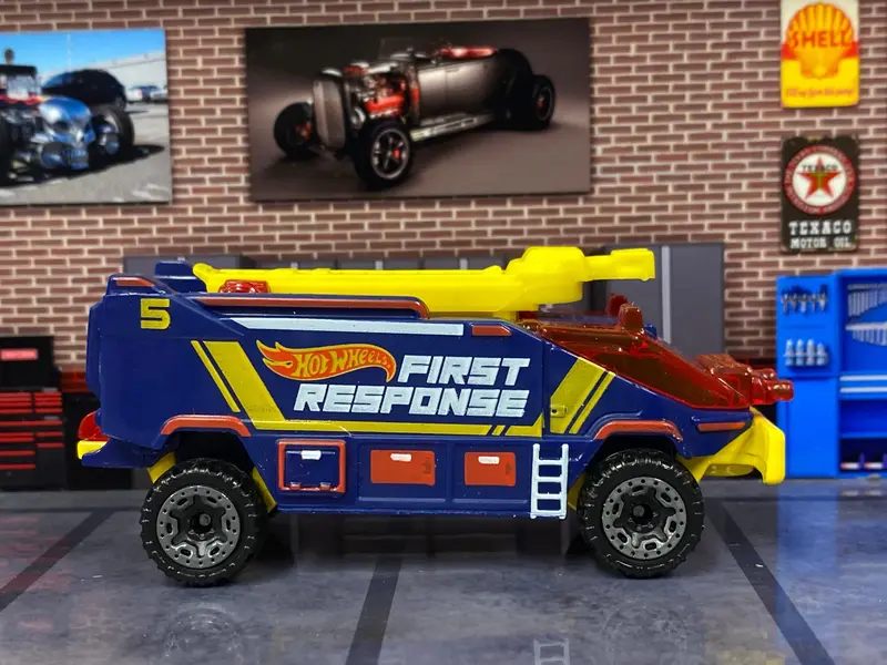 Loose Hot Wheels - Runway Res-Q - Blue, Red And Yellow First Response 1