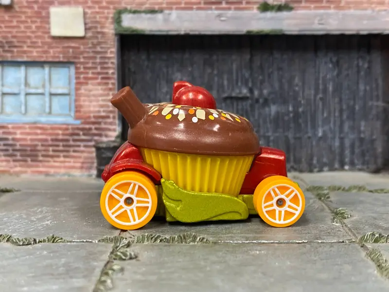 Loose Hot Wheels - Sweet Driver Cup Cake - Red And Brown 1