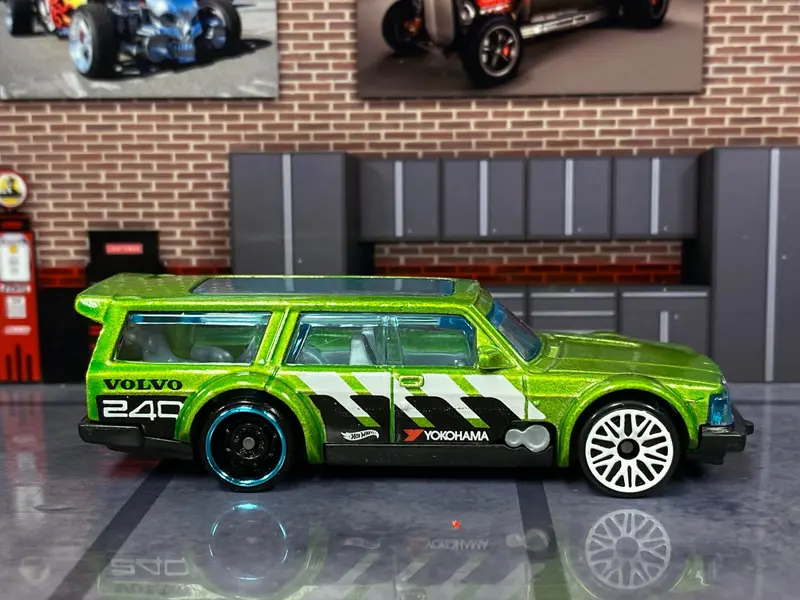 Loose Hot Wheels - Volvo 240 Drift Wagon - Green 1