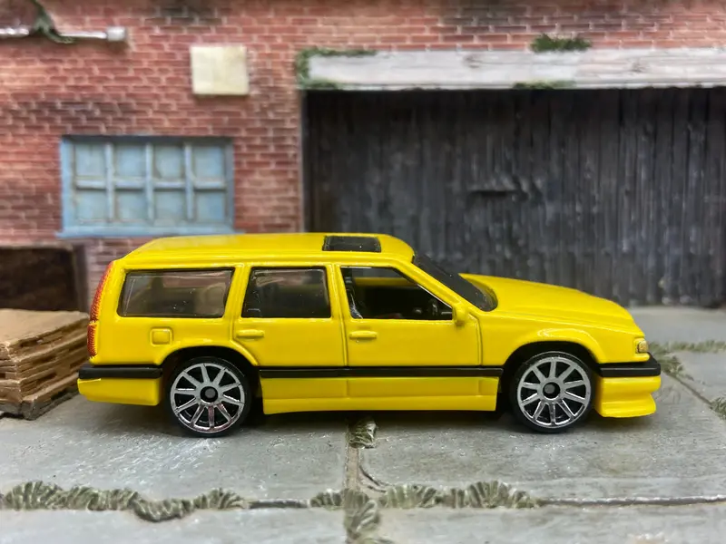 Loose Hot Wheels - Volvo 850 Estate - Yellow 1